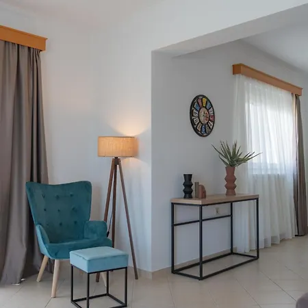 The Gemini Floor 2 Apartment *